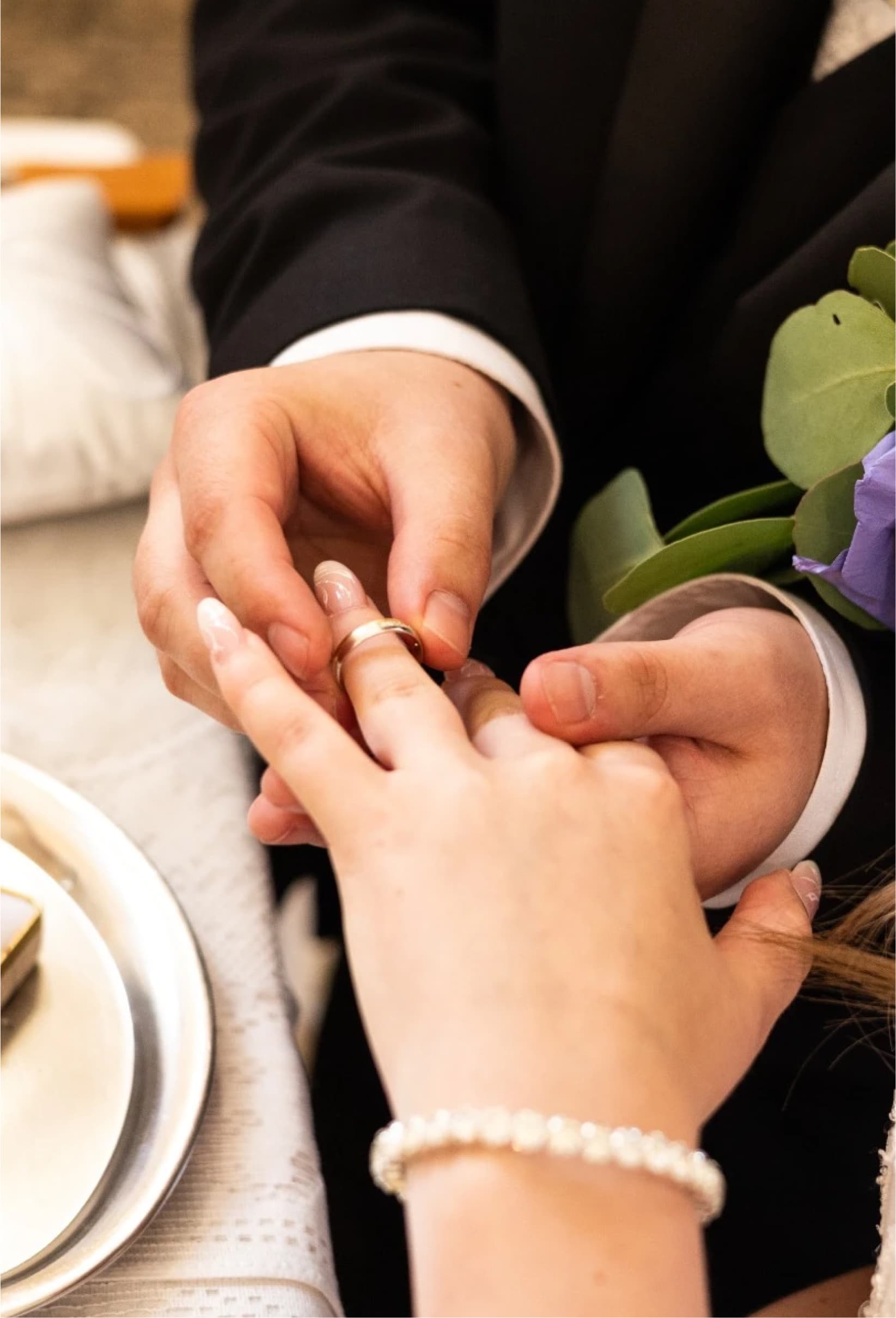 Svadobná fotografia páru vonku